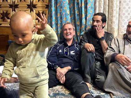 New Zealand umpires' visit to Kashmir villages made cricket lovers happy | Jammu-Kashmir: न्‍यूजीलैंड के अंपायरों ने किया कश्मीर का दौरा, फोटो देख फैन्स हुए खुश
