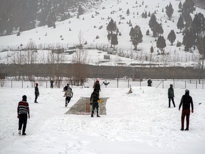 Jammu and Kashmir The youth of Gurez organized a cricket tournament in frozen snow at an altitude of 8500 feet | जम्मू-कश्मीरः गुरेज के युवाओं ने 8500 फुट की ऊंचाई पर जमे बर्फ में कराया क्रिकेट टूर्नामेंट, जानिए क्यों करते हैं हर साल ये काम?