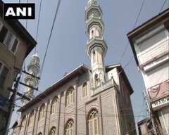 Corona virus India lockdown Kovid-19 Holy month Ramadan begins mosques closed Srinagar people performing prayers in their homes | कोविड-19: रमज़ान का पवित्र महीना शुरू, श्रीनगर में मस्जिदें बंद, घरों में रहकर ही नमाज़ अदा कर रहे लोग Corona virus India lockdown Kovid-19 Holy month Ramadan begins mosques closed Srinagar people performing prayers in their homes | कोविड-19: रमज़ान का पवित्र महीना शुरू, श्रीनगर में मस्जिदें बंद, घरों में रहकर ही नमाज़ अदा कर रहे लोग