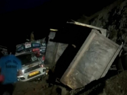 One person died, two others injured due to landslide on Jammu-Srinagar highway | जम्मू-श्रीनगर राजमार्ग पर भूस्खलन होने से एक व्यक्ति की मौत, दो अन्य घायल