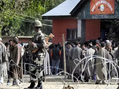 Jammu and Kashmir electionFifth Phase Voting Pulwama Grenade blast fire in booths | लोकसभा चुनाव: जम्मू-कश्मीर के पुलवामा में पोलिंग बूथ पर ग्रेनेड हमला