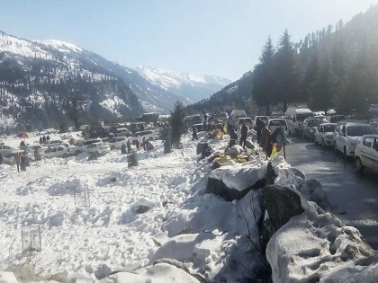 Landslides again on Jammu and Kashmir highway, 7000 vehicles stranded on truck drivers to stay hungry, government asked for help | जम्मू-कश्मीर हाईवे पर फिर भूस्खलन: 7000 वाहन फंसे ट्रक ड्राइवरों पर भूखे रहने की नौबत, सरकार से मांगी मदद