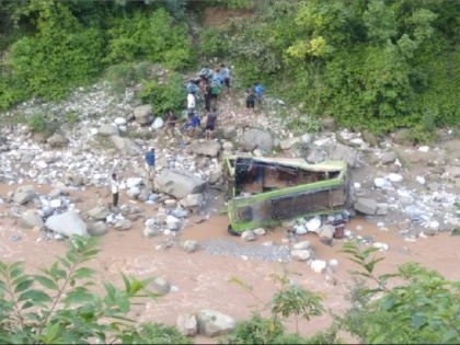 mini bus turtled in katra jammu kashmir several seriously injured | जम्मू-कश्मीर में मिनी बस खाई में गिरी, एक की मौत व 21 घायल