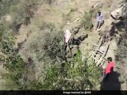15 killed as mini bus fall into gorge | जम्मू-कश्मीर में मिनी बस गहरी खाई में गिरी, 20 लोगों की मौत-6 घायल 15 killed as mini bus fall into gorge | जम्मू-कश्मीर में मिनी बस गहरी खाई में गिरी, 20 लोगों की मौत-6 घायल