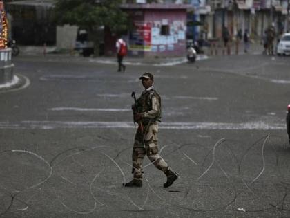 Article 370: The barricades are barred, the security personnel on the rumor and the strange silence in Srinagar | अनुच्छेद 370ः कटीली तारबंदी, चप्पे-चप्पे पर सुरक्षाकर्मी और अजीब सन्नाटा है श्रीनगर में