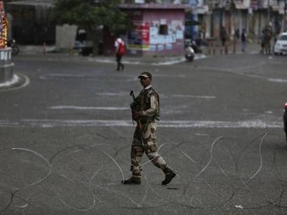 Article 370: The barricades are barred, the security personnel on the rumor and the strange silence in Srinagar | अनुच्छेद 370ः कटीली तारबंदी, चप्पे-चप्पे पर सुरक्षाकर्मी और अजीब सन्नाटा है श्रीनगर में Article 370: The barricades are barred, the security personnel on the rumor and the strange silence in Srinagar | अनुच्छेद 370ः कटीली तारबंदी, चप्पे-चप्पे पर सुरक्षाकर्मी और अजीब सन्नाटा है श्रीनगर में
