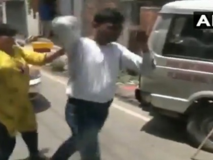Jharkhand Jamshedpur woman thrashed a man who posed as an Anti-Corruption Bureau Officer | जमशेदपुर की महिला ने फर्जी एंटी करप्शन ब्यूरो ऑफिसर की चप्पल से की पिटाई, जानें क्या है पूरा मामला