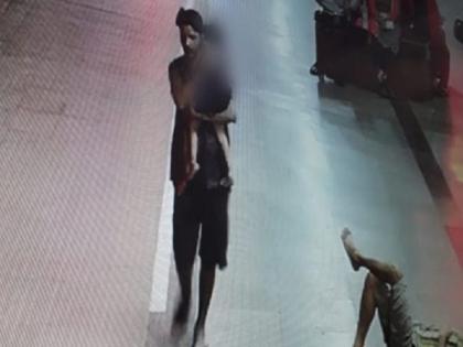 Jharkhand JAMSHEDPUR Rape 3 year old girl Kidnapped From tatanagar railway station Raped And killed | रेलवे स्टेशन से 3 साल की बच्ची को अगवा कर गैंगरेप, रोने पर सिर काट कर फेंकी लाश, CCTV में कैद हुई घटना