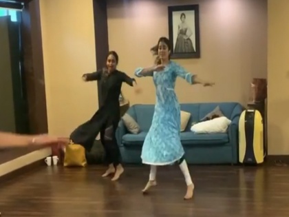 Janhvi Kapoor Dancing To Piya Tose Naina Laage Re VIDEO VIRAL | VIDEO: 'पिया तोसे नैना लागे रे' पर जाह्नवी कपूर का डांस देख लोगों को आई श्रीदेवी की याद, इंटरनेट पर छाई धड़क गर्ल