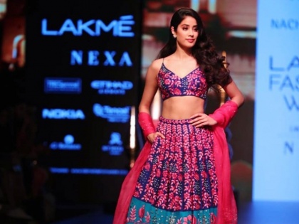 Dhadak actress Jhanvi Kapoor ramp debut at Lakme Fashion Week 2018, fashion tips for youngsters, view pics and videos | लैक्मे फैशन वीक 2018: पिंक-ब्लू लहंगे में छाईं जाह्नवी कपूर, यंग जनरेशन को दी 3 फैशन टिप्स