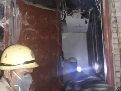 Delhi Janakpuri fire in Kaveri Girls Hostel 6 injured 50 girls evacuated | दिल्ली: जनकपुरी गर्ल्स हॉस्टल में लगी आग, 6 की हालत गंभीर, 50 लड़कियों को किया गया रेस्क्यू