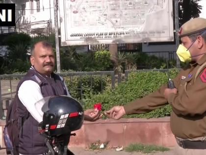 Janta Curfew: Police personnel are pleading with people in Delhi to stay at home by giving them flowers, see photo | Janta Curfew: दिल्ली में लोगों को फूल देकर उनसे घर पर रहने की अपील कर रहे हैं पुलिस कर्मी, देखें तस्वीर 