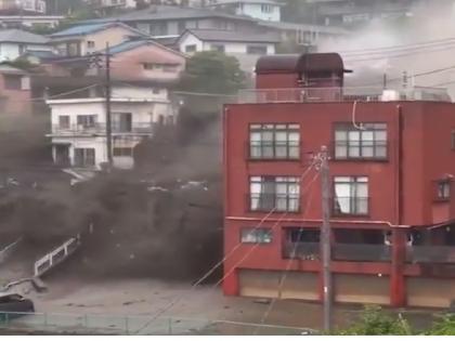 Japan 19 people missing after landslide in Tokyo many houses and vehicles were swept away | टोक्यो में भूस्खलन के बाद 19 लोग लापता, कई मकान और वाहन बहते नजर आए, देखें वीडियो