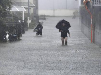 Deadly Typhoon Hagibis lashes Japan, millions told to evacuate, many died | शक्तिशाली तूफान 'हेजिबीस' से जापान में उथल-पुथल, 73 लाख प्रभावित, समंदर में तैरती दिखीं कारें Deadly Typhoon Hagibis lashes Japan, millions told to evacuate, many died | शक्तिशाली तूफान 'हेजिबीस' से जापान में उथल-पुथल, 73 लाख प्रभावित, समंदर में तैरती दिखीं कारें