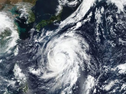 One person died due to severe storms in Japan, people were sent to safer places | जापान में भीषण तूफान के कारण एक व्यक्ति की मौत, लोगों को सुरक्षित स्थानों पर भेजा गया