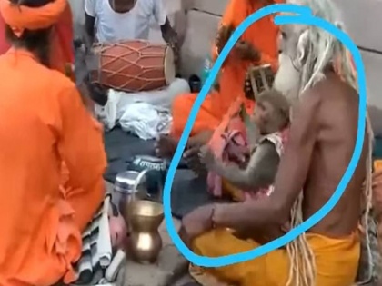 devotees were singing kirtan when the monkey started playing the video is going viral | भगवान की भक्ति में डूबा बंदर, मगन होकर ऐसा किया कीर्तन, वीडियो वायरल
