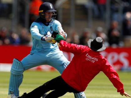 ICC World Cup 2019: Jason Roy collides with umpire, delays his century celebration, watch Video | ENG vs BAN: जेसन रॉय से टकराकर जमीन पर गिर पड़े अंपायर, शतक का जश्न मनाने में हुई देरी, देखें वीडियो