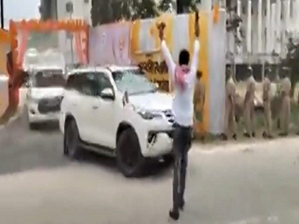 Man showed black flag to Yogi Adityanath, raised slogan of 'Akhilesh Yadav Zindabad', arrested | योगी आदित्यनाथ को शख्स ने दिखाया काला झंडा, लगाया 'अखिलेश यादव जिंदाबाद' का नारा, हुआ गिरफ्तार