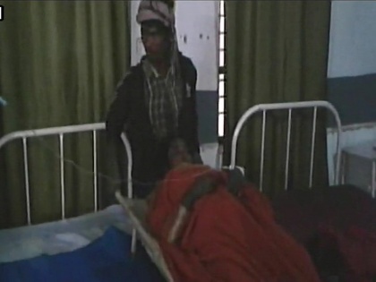 Woman delivered baby at the gate of a medical center in Shahganj in Jaunpur | UP: गर्भवती महिला का आधार कार्ड नहीं होने पर डॉक्टर ने भगाया, अस्पताल के गेट पर दिया बच्चे को जन्म