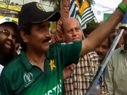 Pakistan cricketer Javed Miandad threatens to kill humans after Article 370 abolition | Video: पूर्व पाक क्रिकेटर ने भारत को दी धमकी, सड़क पर तलवार लहराते हुए कहा- छक्का मार सकता हूं तो इंसान क्यों नहीं