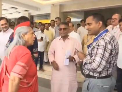 VIDEO: Jaya Bachchan once again lost her temper, pushed a man taking a selfie | VIDEO: जया बच्चन ने एकबार फिर खोया आपा, सेल्फी ले रहे शख्स को दिया धक्का, आँखें दिखाकर बोलीं- क्या कर रहे हो?