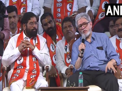 Uddhav Thackeray's brother and nephew seen on Shinde's stage Balasaheb Thackeray's chair kept vacant | शिंदे के मंच पर नजर आए उद्धव ठाकरे के भाई और भतीजा, बाल ठाकरे की कुर्सी को रखा गया खाली