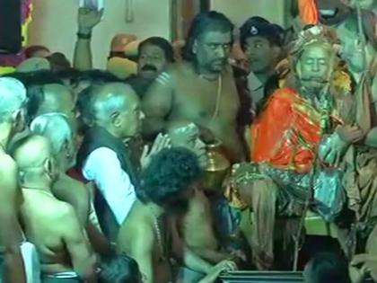 Shankaracharya Kanchi Matt jayendra Saraswati died at 82, last rituals performing | तमिलनाडुः कांची मठ के शंकराचार्य जयेंद्र सरस्वती को दी गई महासमाधि, उमड़े श्रृद्धालु Shankaracharya Kanchi Matt jayendra Saraswati died at 82, last rituals performing | तमिलनाडुः कांची मठ के शंकराचार्य जयेंद्र सरस्वती को दी गई महासमाधि, उमड़े श्रृद्धालु