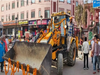 Bulldozers ran on the streets of Banaras, firecrackers burst with drums, see how BJP workers celebrated the victory | बुलडोजर दौड़ा बनारस की सड़कों पर, ढोल-नगाड़े के साथ फूटे पटाखे, देखिए कैसे मना बीजेपी के जीत का जश्न