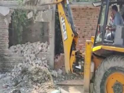 Bihar: Bulldozers ran on 19 houses of liquor mafia in Nalanda including Sunita Madam | बिहार: नालंदा में शराब के धंधेबाजों के घरों पर चला बुलडोजर, मुख्य आरोपी सुनीता मैडम सहित 19 माफियाओं पर कार्रवाई