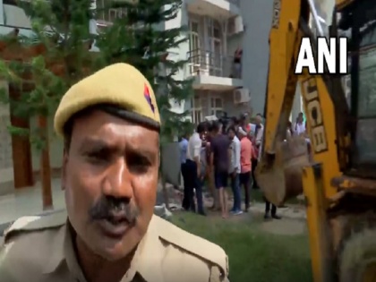 UP: Noida administration demolishes illegal construction at Shrikant Tyagi residence at Grand Omaxe | नोएडा की हाउसिंग सोसाइटी में महिला से बदसलूकी करने वाले श्रीकांत त्यागी के घर पर चला बुलडोजर, अवैध निर्माण पर कार्रवाई