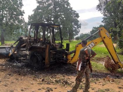 Chhattisgarh: JCB machine and tractor set fire to Dantewada, Naxalites feared | छत्तीसगढ़: दंतेवाडा़ में जेसीबी मशीन और ट्रैक्टर में आग लगाई, नक्सलियों का हाथ होने की आशंका