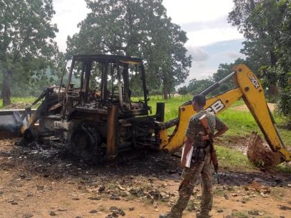 Chhattisgarh: JCB machine and tractor set fire to Dantewada, Naxalites feared | छत्तीसगढ़: दंतेवाडा़ में जेसीबी मशीन और ट्रैक्टर में आग लगाई, नक्सलियों का हाथ होने की आशंका Chhattisgarh: JCB machine and tractor set fire to Dantewada, Naxalites feared | छत्तीसगढ़: दंतेवाडा़ में जेसीबी मशीन और ट्रैक्टर में आग लगाई, नक्सलियों का हाथ होने की आशंका