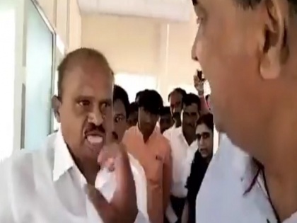 JDS MLA, M Srinivas caught on camera slapping a college principal in Karnataka | कर्नाटक: JDS विधायक की अजब करतूत, कॉलेज प्रिंसिपल को मारा थप्पड़, वीडियो सोशल मीडिया पर वायरल