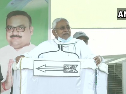 Bihar assembly elections 2020 Chief Minister Nitish Kumar slipper thrown Helicopter muzaffarpur rjd jdu | बिहार चुनावः सीएम नीतीश के हेलीकॉप्टर पर फेंकी गई चप्पल, लोगों ने की नारेबाजी, राजद पर भड़के मुख्यमंत्री