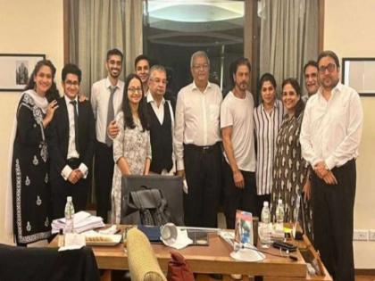 shah rukh khan first pics with lawyer satish maneshinde legal team post son aryan khans bail | बेटे की रिहाई के बाद शाहरुख खान के चेहरे पर मुस्कान, वकील सतीश मानेशिंदे और टीम के साथ खिंचवाई फोटो