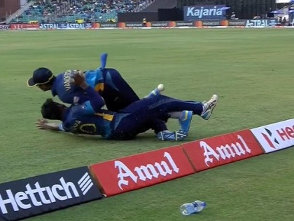 IND vs SL 3rd ODI Jeffrey Vandersay and Ashen Bandara taken off field nasty collision boundary Both being stretchered off see video | IND vs SL 3rd ODI: सीमारेखा पर टकराए श्रीलंका के दो खिलाड़ी, स्ट्रेचर पर अस्पताल ले जाया गया, देखें वीडियो
