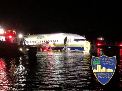 Boeing 737 private jet goes into Florida river with 136 on board | फ्लोरिडा: बोइंग 737 का विमान रनवे से फिसलकर नदी में गिरा, 136 यात्री थे सवार