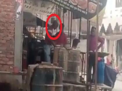 uttar pradesh news viral video shows how a cook making roti by spitting arrested with 5 helper in lucknow | Viral Video: रोटी में थूक कर कूक ऐसे पका रह था खाना, वीडियो हुआ वायरल तो पुलिस ने लिया यह एक्शन uttar pradesh news viral video shows how a cook making roti by spitting arrested with 5 helper in lucknow | Viral Video: रोटी में थूक कर कूक ऐसे पका रह था खाना, वीडियो हुआ वायरल तो पुलिस ने लिया यह एक्शन