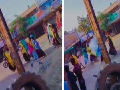 jhabua district youth throw crackers on tribal girls viral video mp police arrested | देखें वीडियो: रास्ते में चल रही आदिवासी युवतियों पर युवकों ने फेंका जलता हुआ पटाखा, 4 लोग हुए गिरफ्तार
