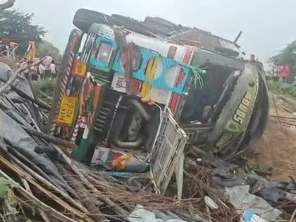 Jhabua husband Desingh Meda, wife Ramila and daughter Aarohi died Driver lost control vehicle slope truck loaded sand overturned house | चालक ने ढलान पर वाहन से नियंत्रण खोया, रेत से लदे ट्रक घर पर पलटा, पति देसिंह मेड़ा, पत्नी रमीला और बेटी आरोही की मौत Jhabua husband Desingh Meda, wife Ramila and daughter Aarohi died Driver lost control vehicle slope truck loaded sand overturned house | चालक ने ढलान पर वाहन से नियंत्रण खोया, रेत से लदे ट्रक घर पर पलटा, पति देसिंह मेड़ा, पत्नी रमीला और बेटी आरोही की मौत