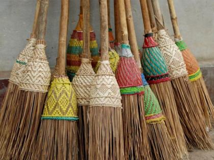 happy dhanteras 2018: keep these rules in mind while buying broom on dhanteras | Happy Dhanteras 2018: धनतेरस पर झाड़ू खरीदते समय इन 5 बातों का रखें ध्यान, मां लक्ष्मी हो जाएंगी प्रसन्न