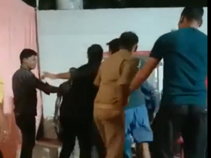 Jhansi policemen danced on the song tamanche pe disco on in police station video viral | झांसी में पुलिसकर्मियों ने थाने में डीजे लगवा 'तमंचे पे डिस्को' गाने पर किया डांस, वीडियो वायरल हुआ तो यूपी पुलिस ने....