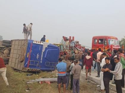 Hazaribagh Jharkhand Bus Accident BREAKING bus going from Kolkata to Bihar overturned 7 passengers died 10 critical condition 50 passengers board, watch video | Hazaribagh Bus Accident: कोलकाता से बिहार जा रही बस हजारीबाग में पलटी?, 7 यात्री की मौत और 10 की हालत गंभीर, 50 यात्री थे सवार, देखें वीडियो