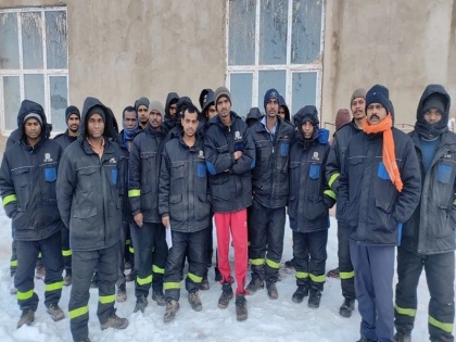 36 Jharkhand labourers stranded in Tajikistan company took them to lay the line kept passport | तजाकिस्तान में फंसे झारखंड के 36 मजदूर, लाइन बिछाने के लिए ले गई कंपनी ने रख लिया पासपोर्ट