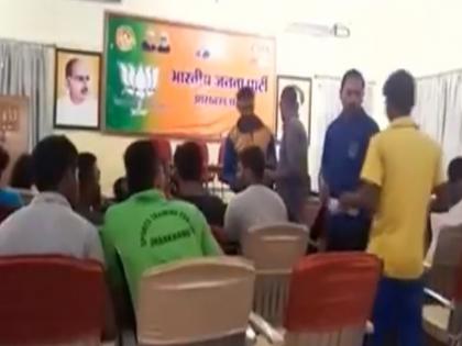 controversy over jharkhand players serving snack in ranchi bjp programme | झारखंड: बीजेपी कार्यक्रम में खिलाड़ियों ने परोसा नाश्ता, वीडियो सामने आने के बाद विवाद