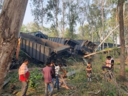 Sahibganj 3 people including 2 drivers burnt alive collision 2 goods trains 5 railway workers and CRPF jawan injured | साहिबगंजः दो मालगाड़ियों की टक्कर में 2 ड्राइवर समेत तीन लोग जिंदा जले?, पांच रेलकर्मी और सीआरपीएफ जवान घायल, देखें वीडियो Sahibganj 3 people including 2 drivers burnt alive collision 2 goods trains 5 railway workers and CRPF jawan injured | साहिबगंजः दो मालगाड़ियों की टक्कर में 2 ड्राइवर समेत तीन लोग जिंदा जले?, पांच रेलकर्मी और सीआरपीएफ जवान घायल, देखें वीडियो