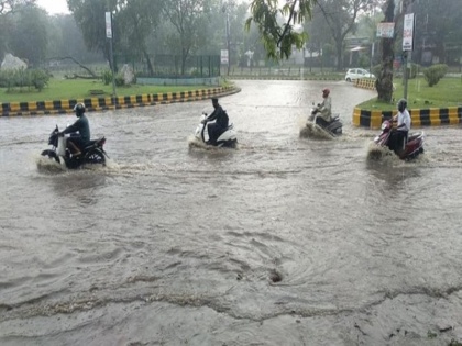 rains Jharkhand 2,500 people were shifted to safer places power failure in Jamshedpur | झारखंड में लगातार बारिश से बिगड़े हालात, बाढ़ की स्थिति के बाद 2,500 लोगों को सुरक्षित स्थानों पर ले जाया गया, जमशेदपुर में बिजली गुल