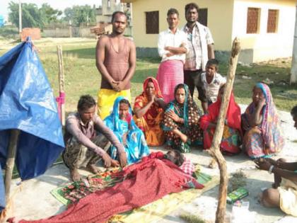 Jharkhand: dead body of snake charmer lying for 19 hours after death, no one gave land for burial | झारखंड: मौत के बाद 19 घंटे तक पड़ा रहा सपेरे का शव, दफनाने के लिए किसी ने नहीं दी जमीन Jharkhand: dead body of snake charmer lying for 19 hours after death, no one gave land for burial | झारखंड: मौत के बाद 19 घंटे तक पड़ा रहा सपेरे का शव, दफनाने के लिए किसी ने नहीं दी जमीन