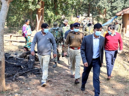 jharkhand simdega mob lynching man set on fire police | झारखंड: पुलिस की मौजूदगी में मॉब लिंचिंग के बाद जला दिया गया, धार्मिक पेड़ काटने के आरोपी मृतक की पत्नी ने किया दावा, जांच के आदेश