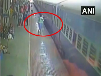 Odisha: man fells on tracks at the Jharsuguda railway station | रेलवे स्टेशन पर हुआ ये रूह कंपाने वाला हादसा, वीडियो हुआ वायरल